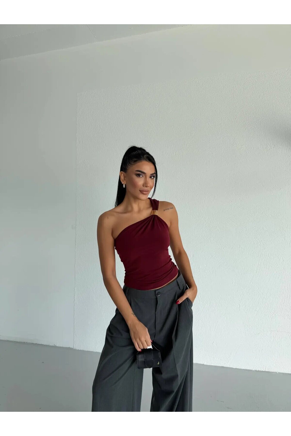 Kadın Bordo Tek Omuz Gold Metal Detaylı Sandy Bluz HZL26S-FRY123821