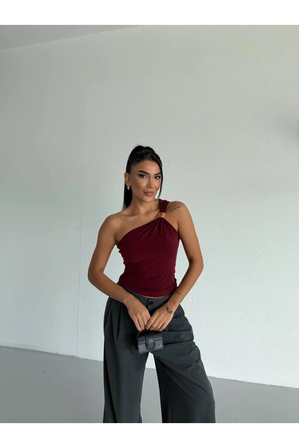 Kadın Bordo Tek Omuz Gold Metal Detaylı Sandy Bluz HZL26S-FRY123821
