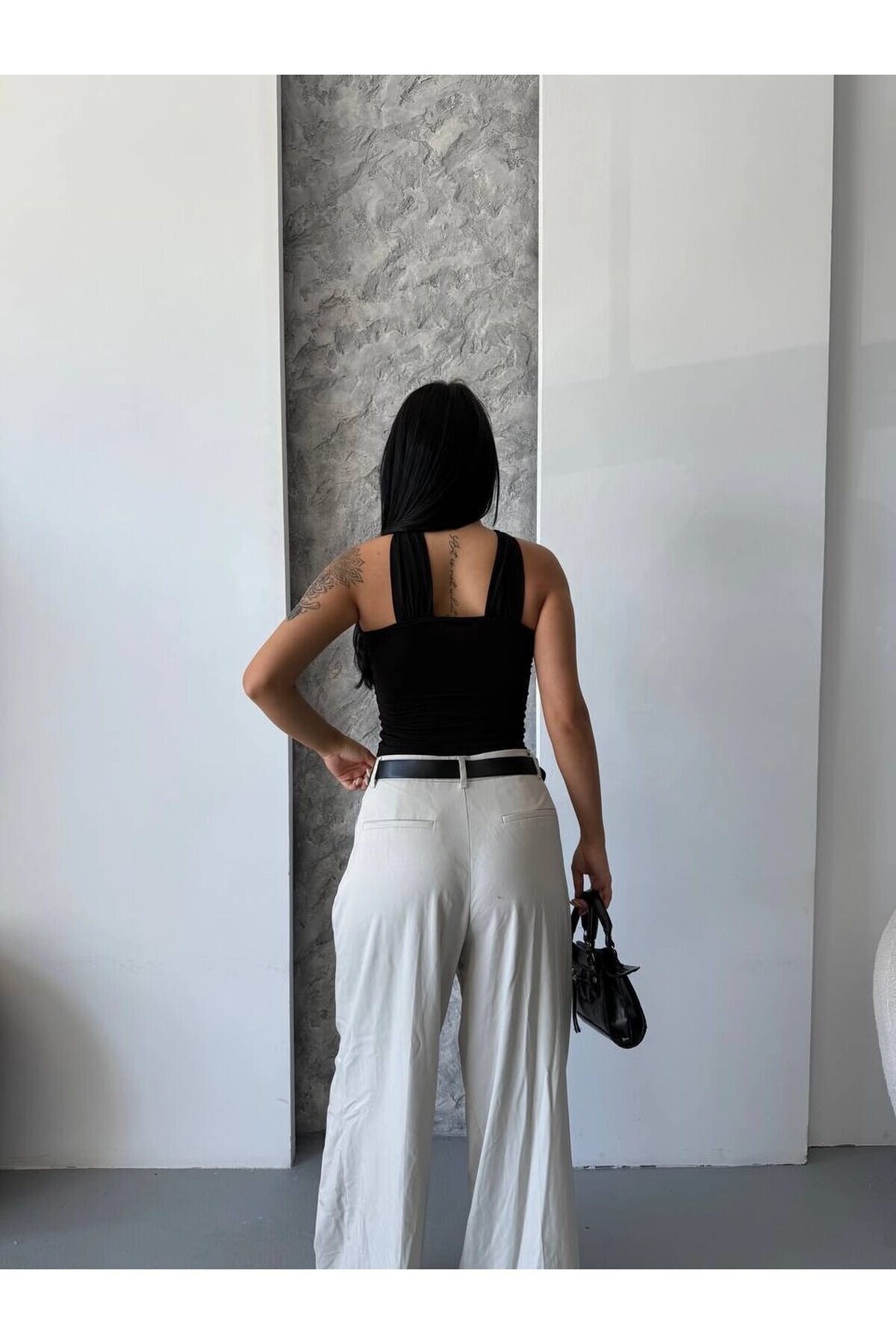 Kadın Siyah Halter Yaka Metal Detaylı Şık Crop Bluz HZL25S-FRY123251