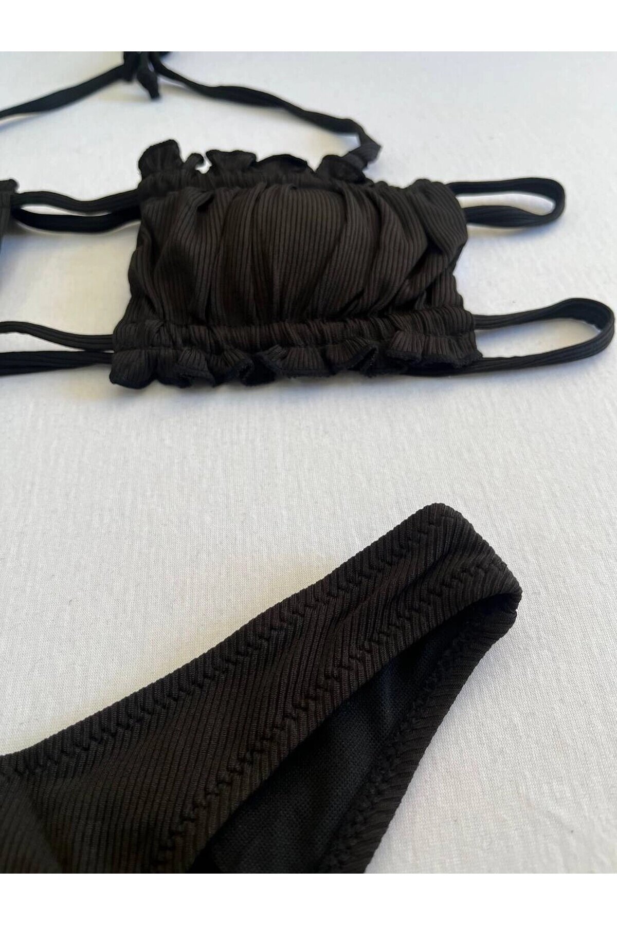 Kadın Siyah İp Bağlamalı Büzgülü Straplez Bikini Takım HZL25S-LC2226