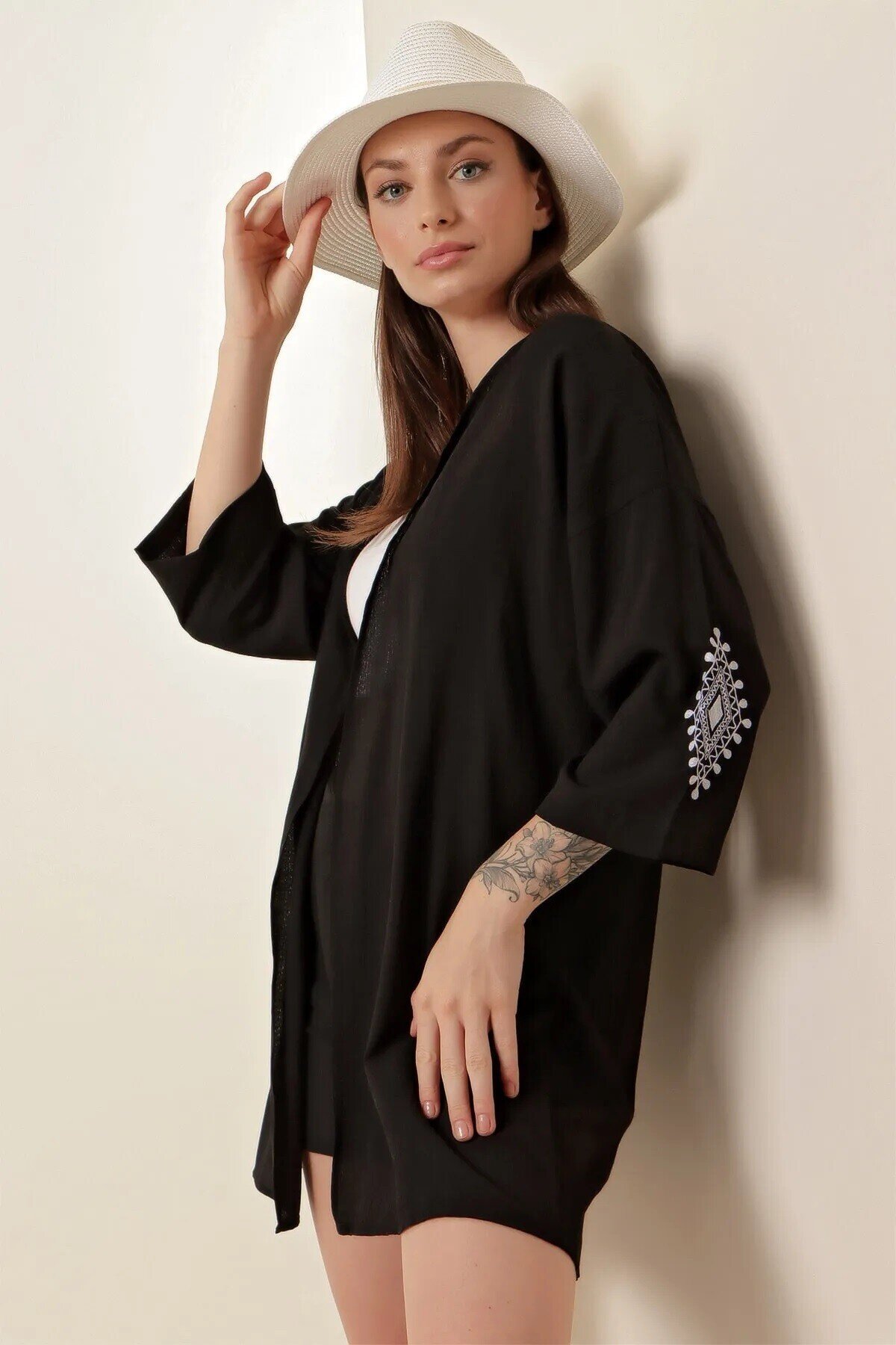 Kadın Siyah Kolu Nakışlı Midi Kimono HZL22S-BD158771