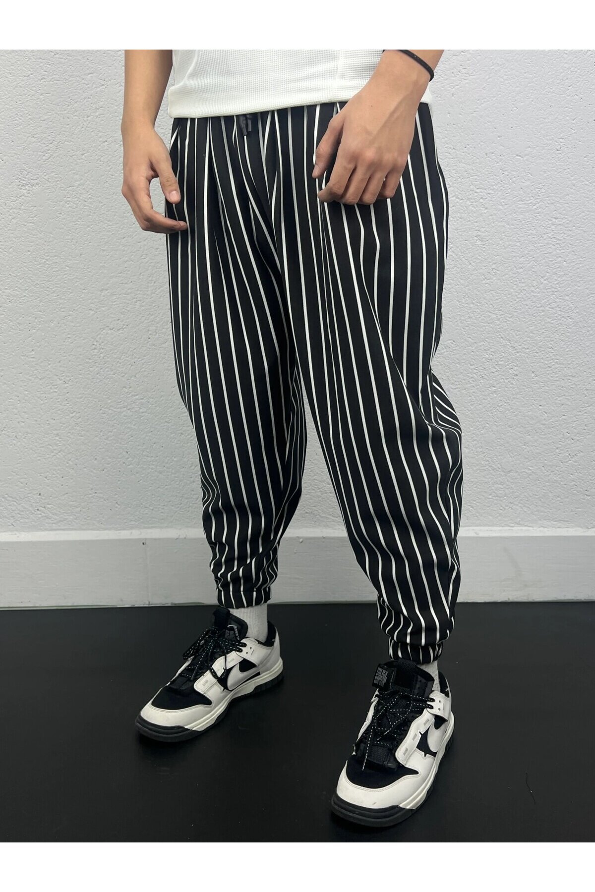 Erkek Siyah Beyaz Çizgili Beli ve Paçası Lastikli Bol Kesim Jogger Eşofman Altı HZL24S-MXC8989-189