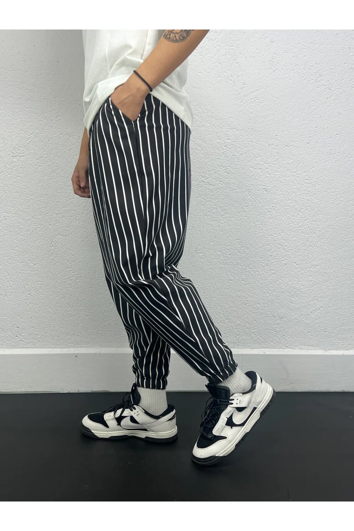 Erkek Siyah Beyaz Çizgili Beli ve Paçası Lastikli Bol Kesim Jogger Eşofman Altı HZL24S-MXC8989-189