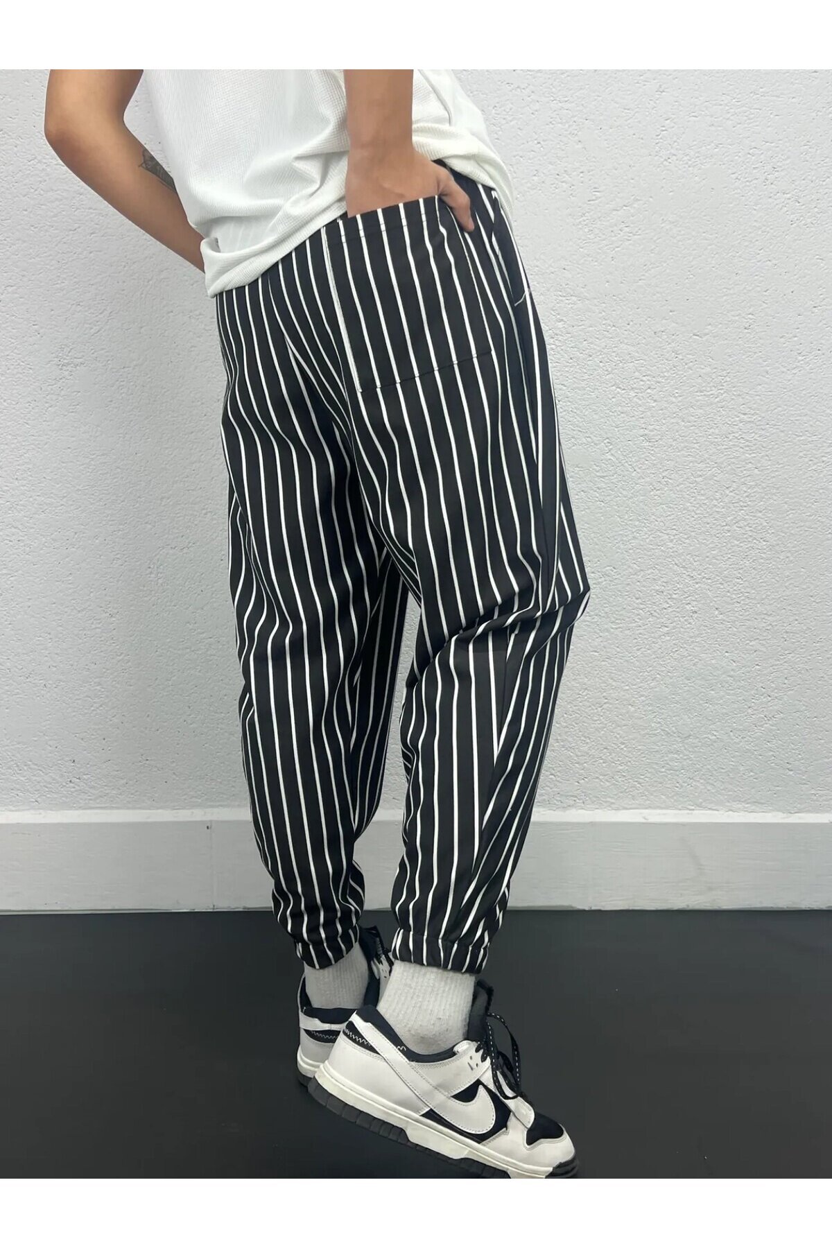 Erkek Siyah Beyaz Çizgili Beli ve Paçası Lastikli Bol Kesim Jogger Eşofman Altı HZL24S-MXC8989-189