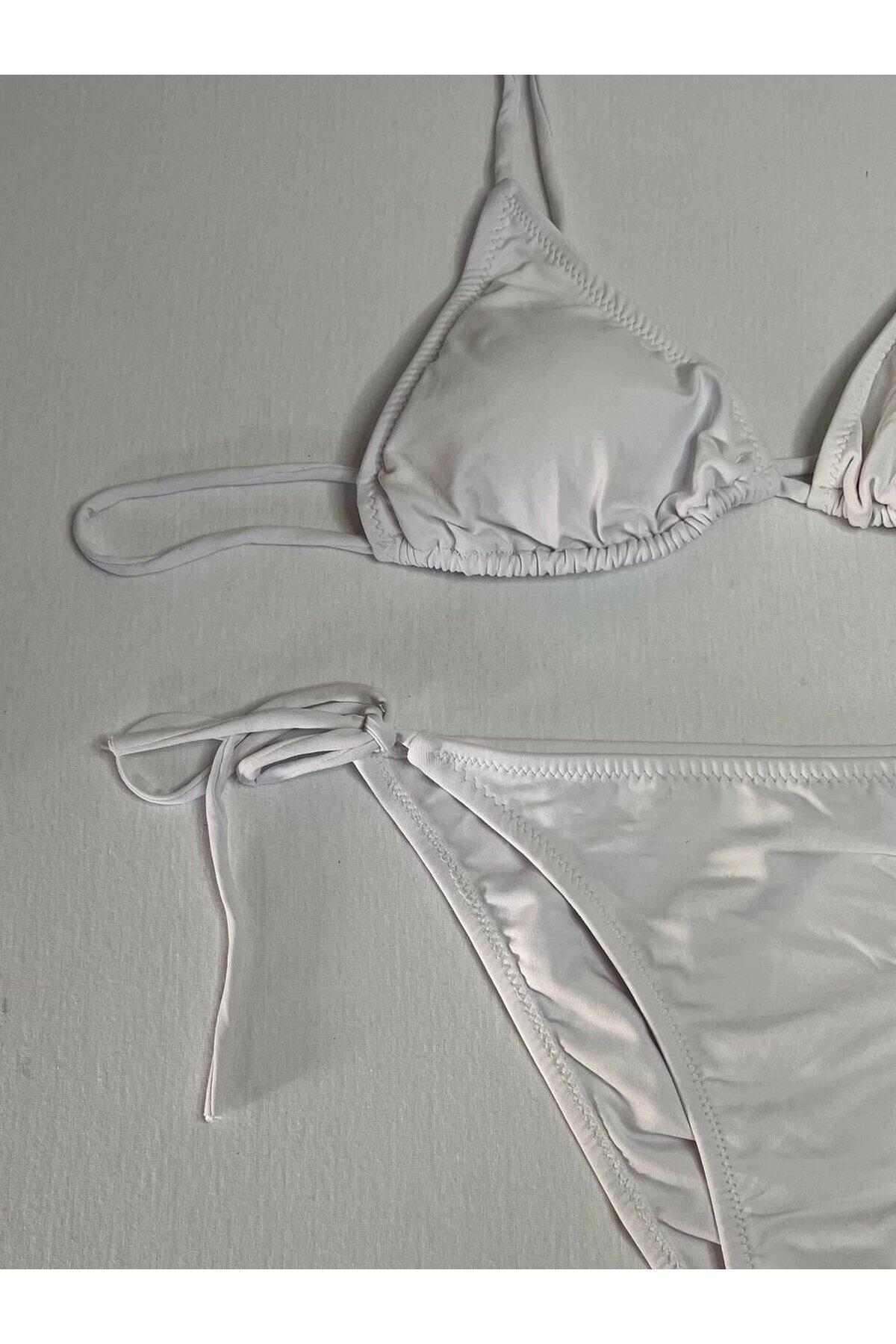 Kadın Beyaz Boyundan İp Bağlamalı Üçgen Bikini Takımı HZL25S-LC5005