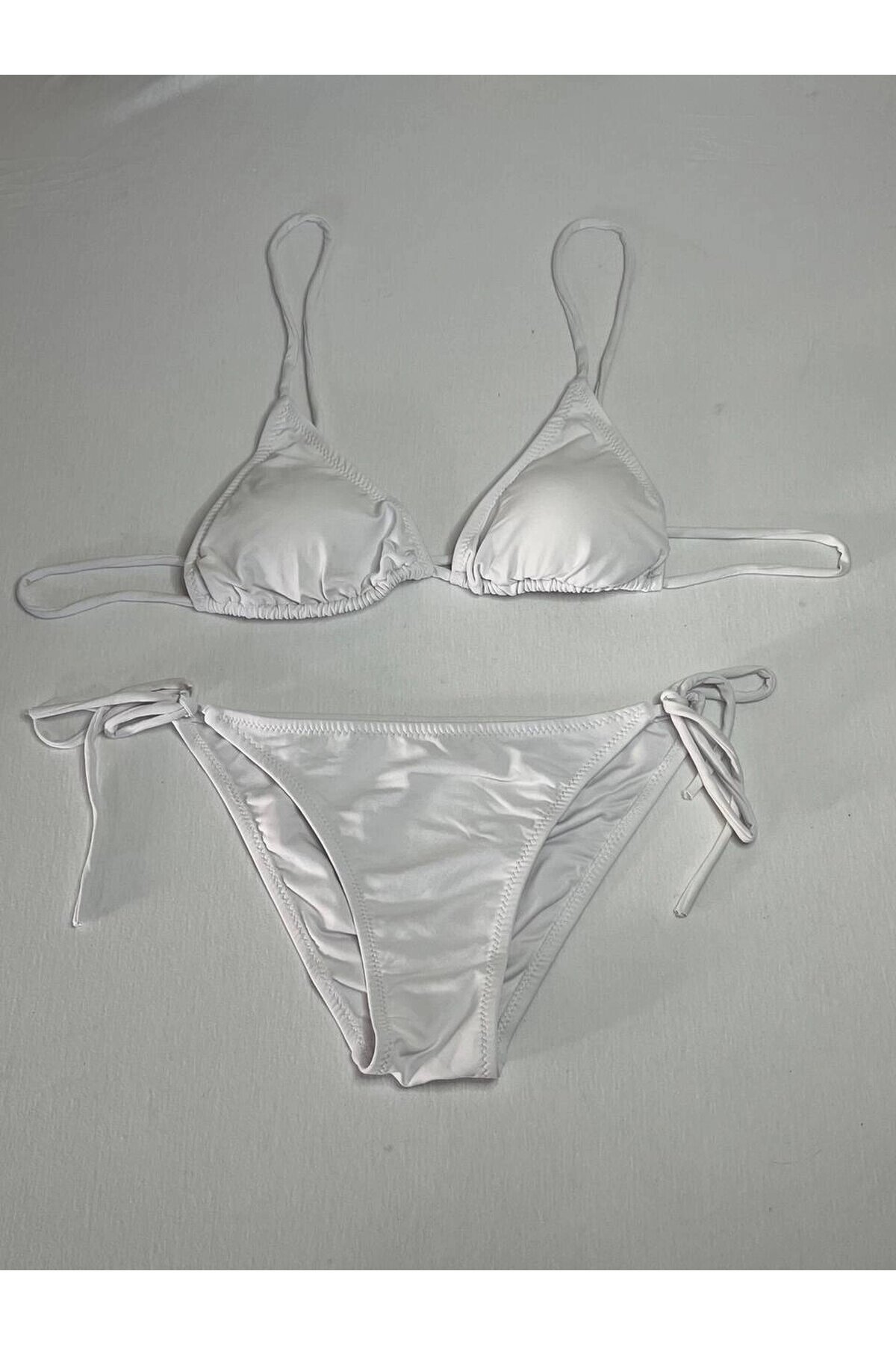 Kadın Beyaz Boyundan İp Bağlamalı Üçgen Bikini Takımı HZL25S-LC5005