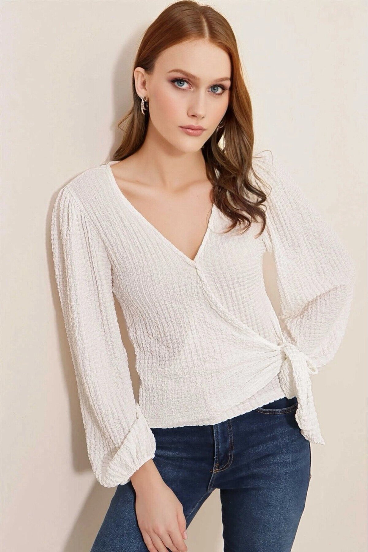Kadın Beyaz Dokulu Anvelop Yaka Kuşaklı Trend Rahat Örme Bluz HZL23W-BD104411