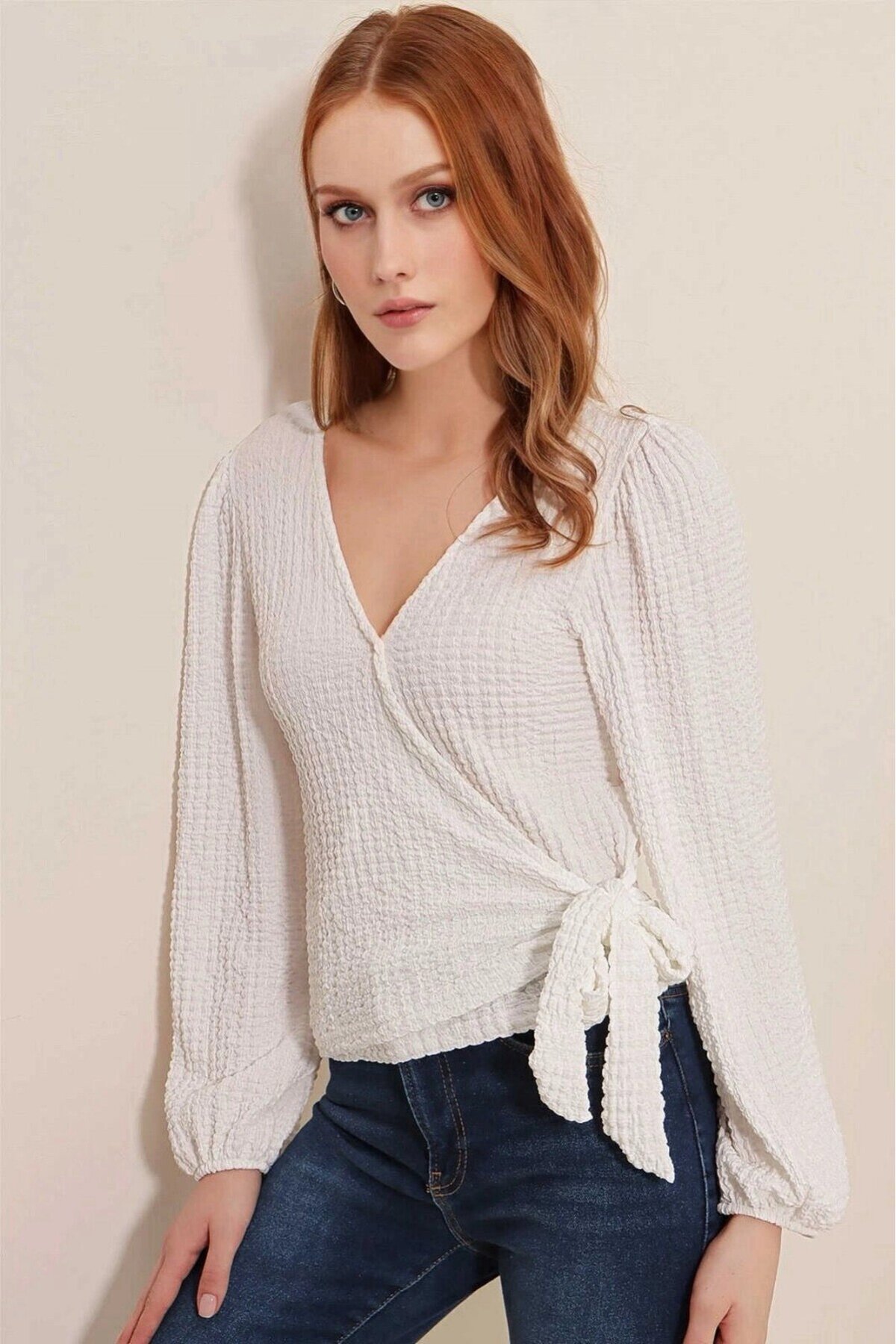 Kadın Beyaz Dokulu Anvelop Yaka Kuşaklı Trend Rahat Örme Bluz HZL23W-BD104411