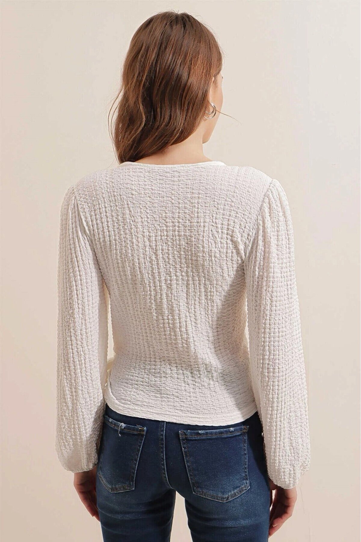 Kadın Beyaz Dokulu Anvelop Yaka Kuşaklı Trend Rahat Örme Bluz HZL23W-BD104411