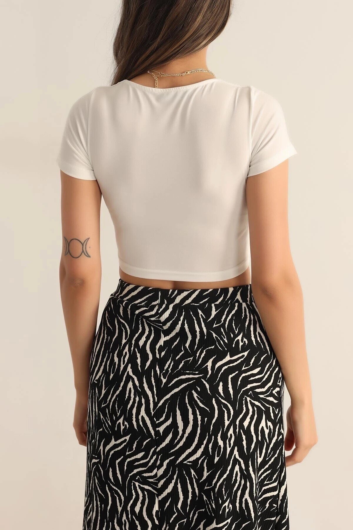 Kadın Beyaz Kare Yaka Ön Büzgülü Crop Bluz HZL23S-SND120151
