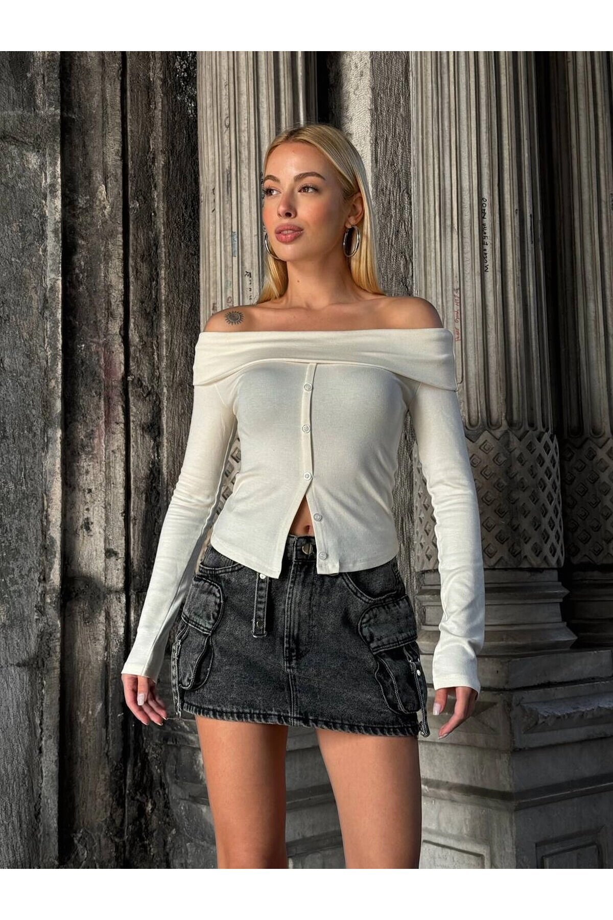 Kadın Beyaz Madonna Yaka  Düğme Detaylı Crop Bluz HZL25W-ZK11491