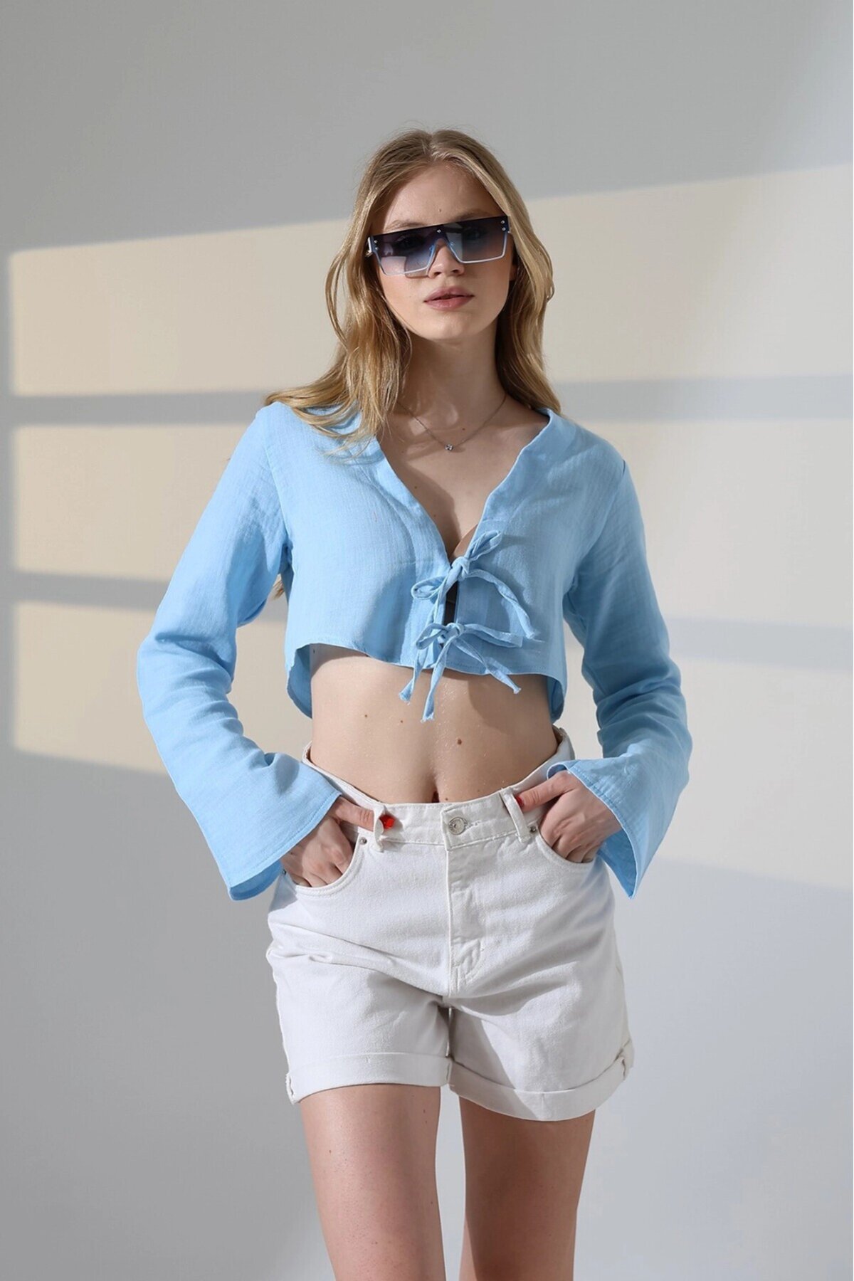 Kadın Buz Mavi Önden Bağlamalı Müslin Kumaş Crop Bluz HZL25S-DSB104071