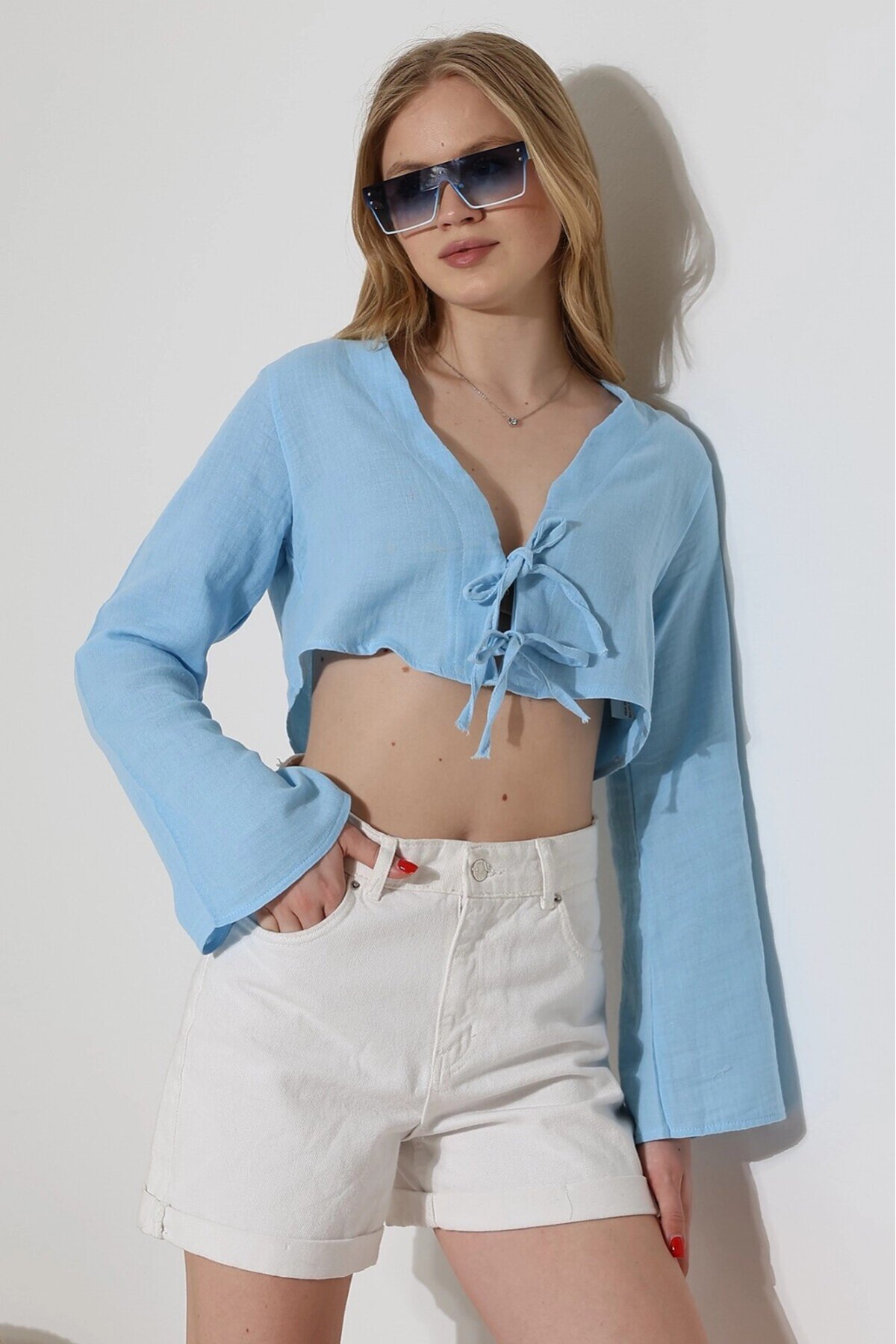 Kadın Buz Mavi Önden Bağlamalı Müslin Kumaş Crop Bluz HZL25S-DSB104071