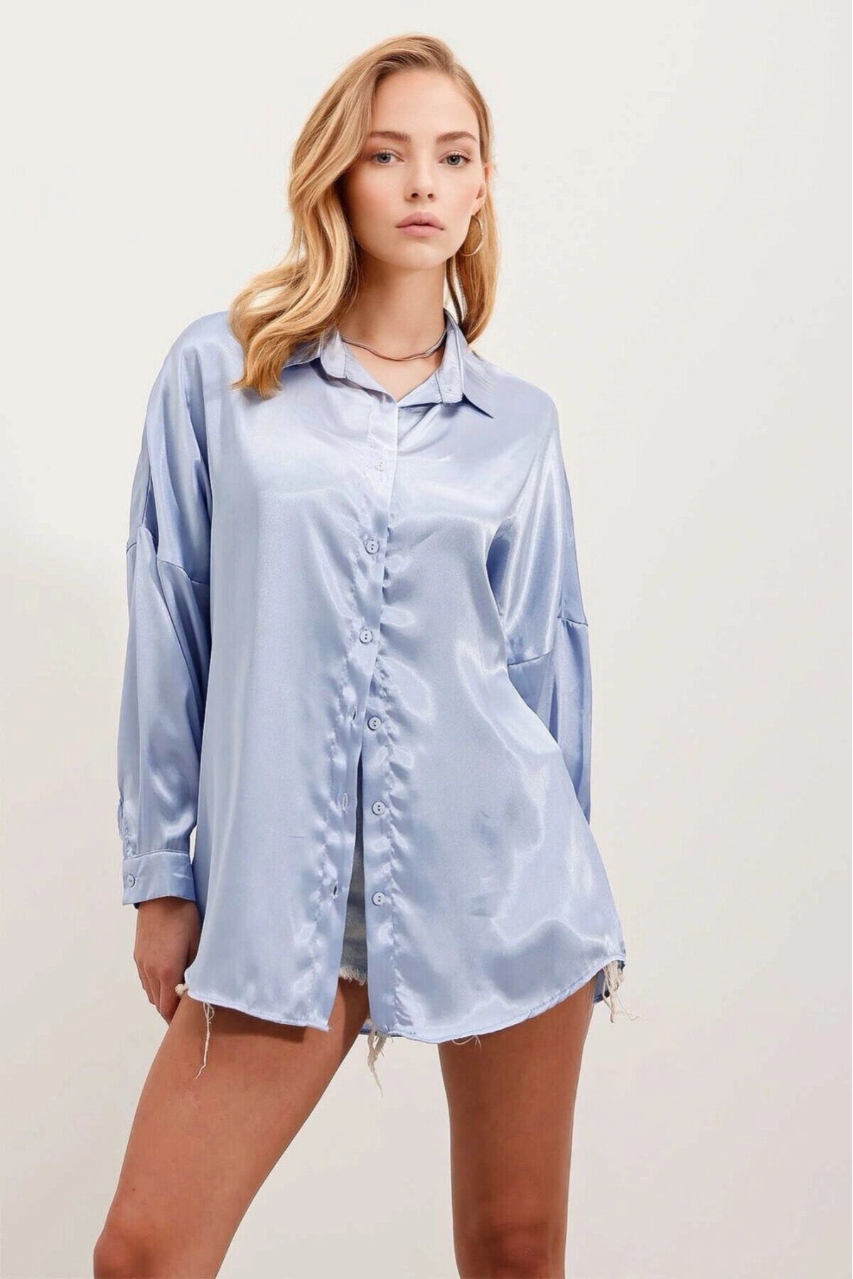 Kadın Buz Mavi Oversize Dökümlü Saten Yüzeyli Gömlek HZL23S-BD139851