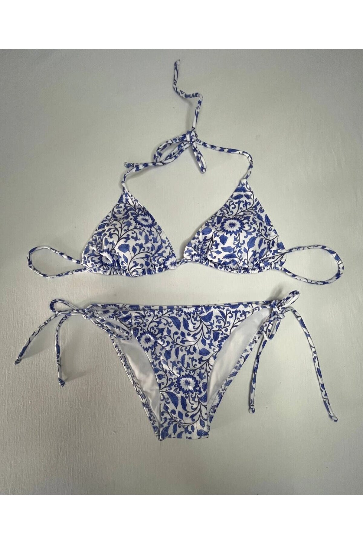 Kadın Çini Desen Mavi Beyaz Desen Boyundan İp Bağlamalı Üçgen Bikini Takımı HZL25S-LC5005