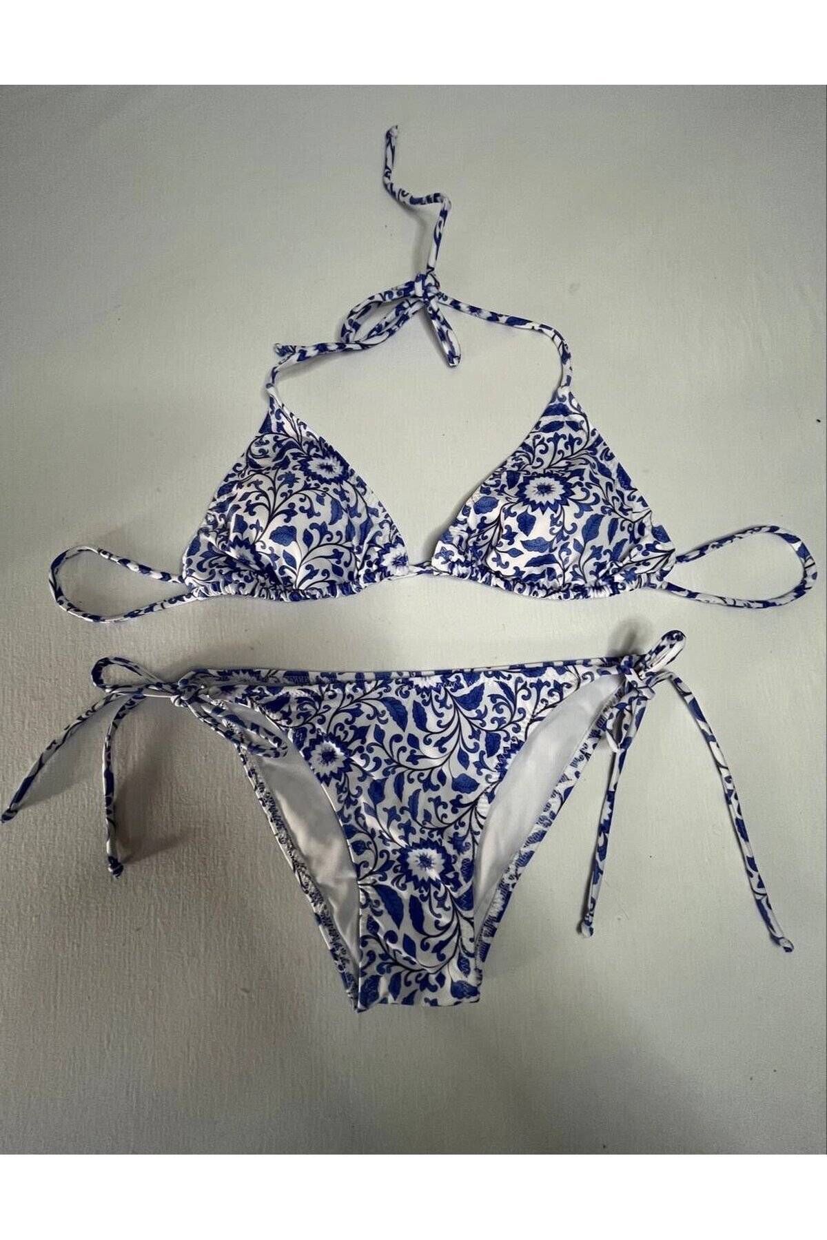 Kadın Çini Desen Mavi Beyaz Desen Boyundan İp Bağlamalı Üçgen Bikini Takımı HZL25S-LC5005