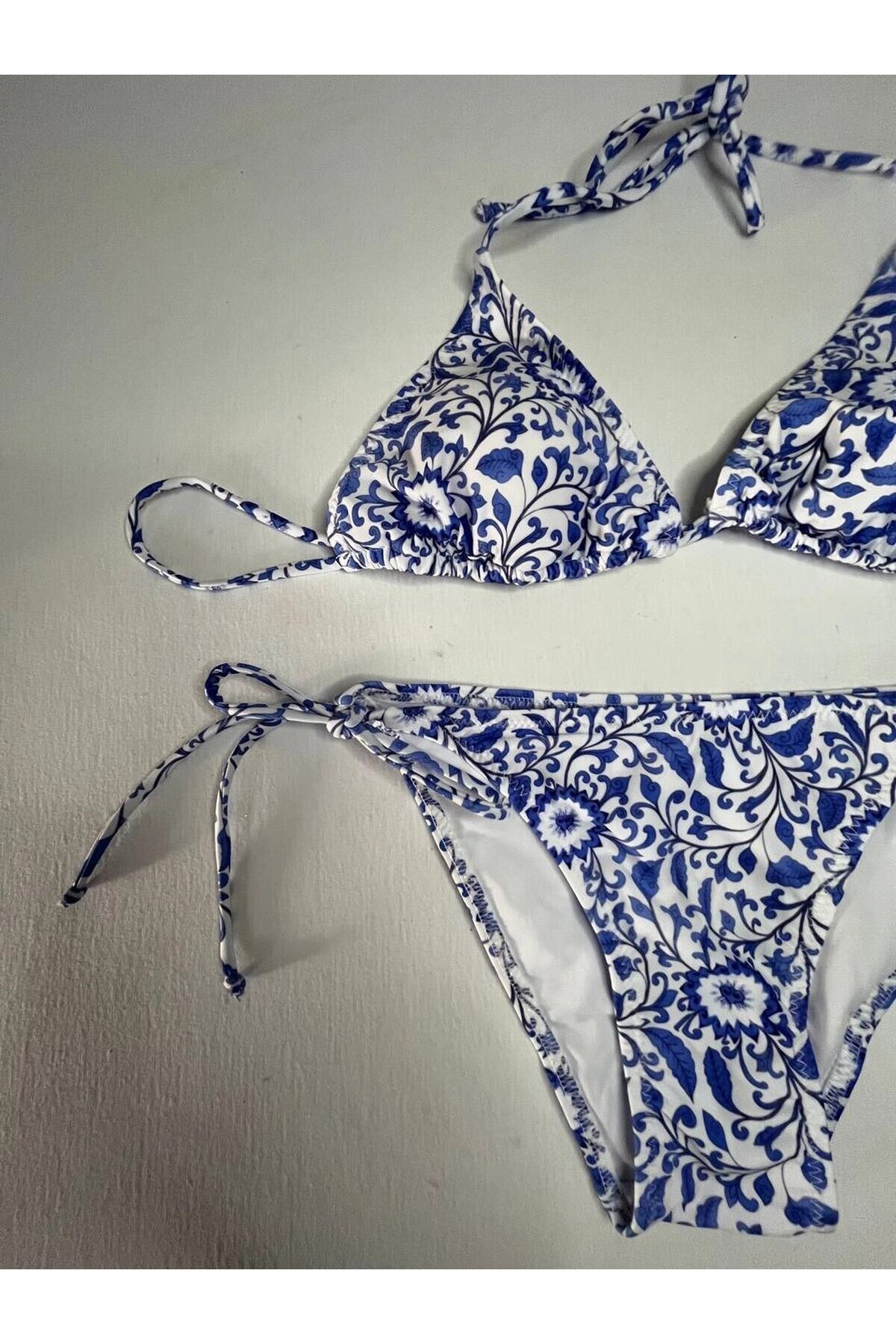 Kadın Çini Desen Mavi Beyaz Desen Boyundan İp Bağlamalı Üçgen Bikini Takımı HZL25S-LC5005