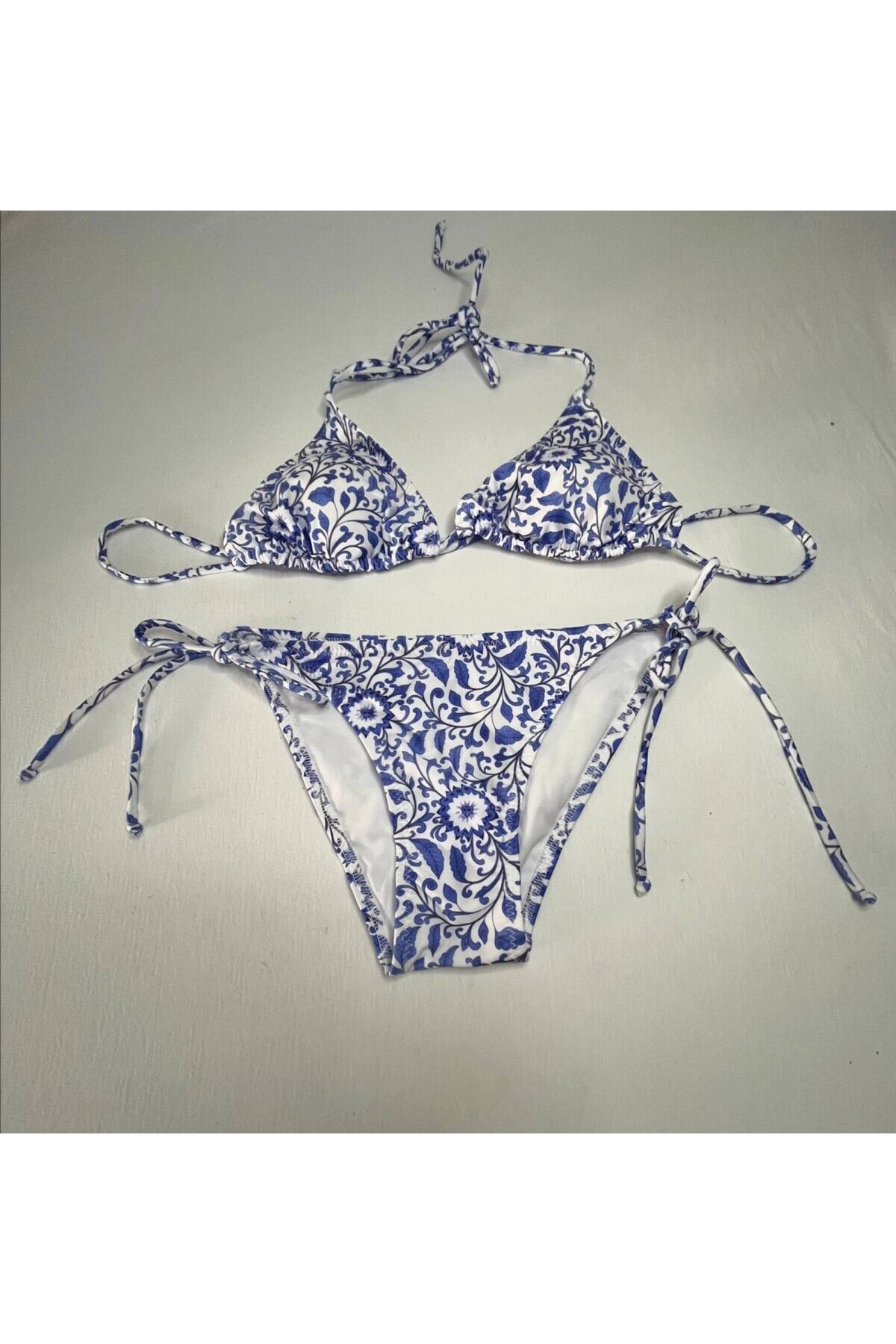 Kadın Çini Desen Mavi Beyaz Desen Boyundan İp Bağlamalı Üçgen Bikini Takımı HZL25S-LC5005