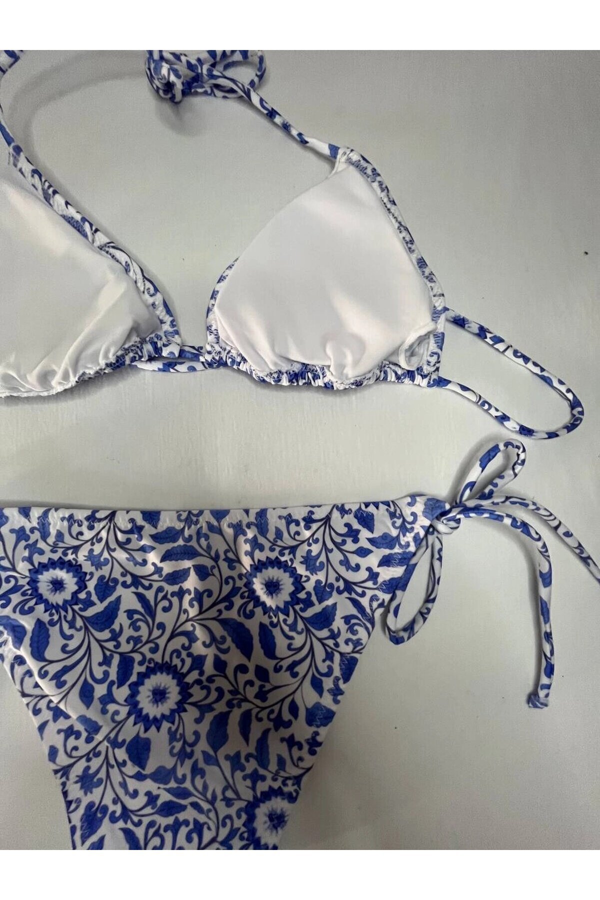 Kadın Çini Desen Mavi Beyaz Desen Boyundan İp Bağlamalı Üçgen Bikini Takımı HZL25S-LC5005