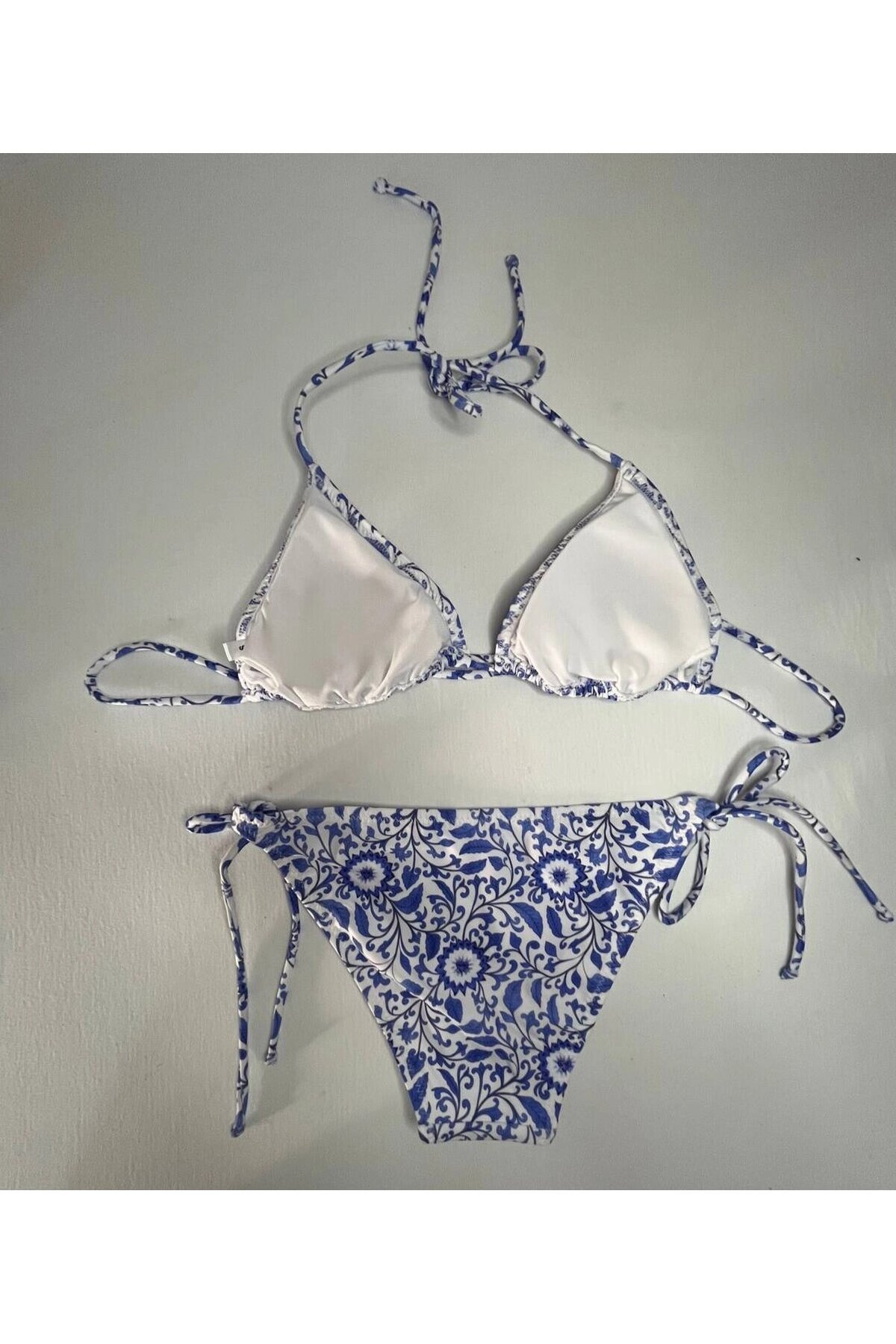 Kadın Çini Desen Mavi Beyaz Desen Boyundan İp Bağlamalı Üçgen Bikini Takımı HZL25S-LC5005