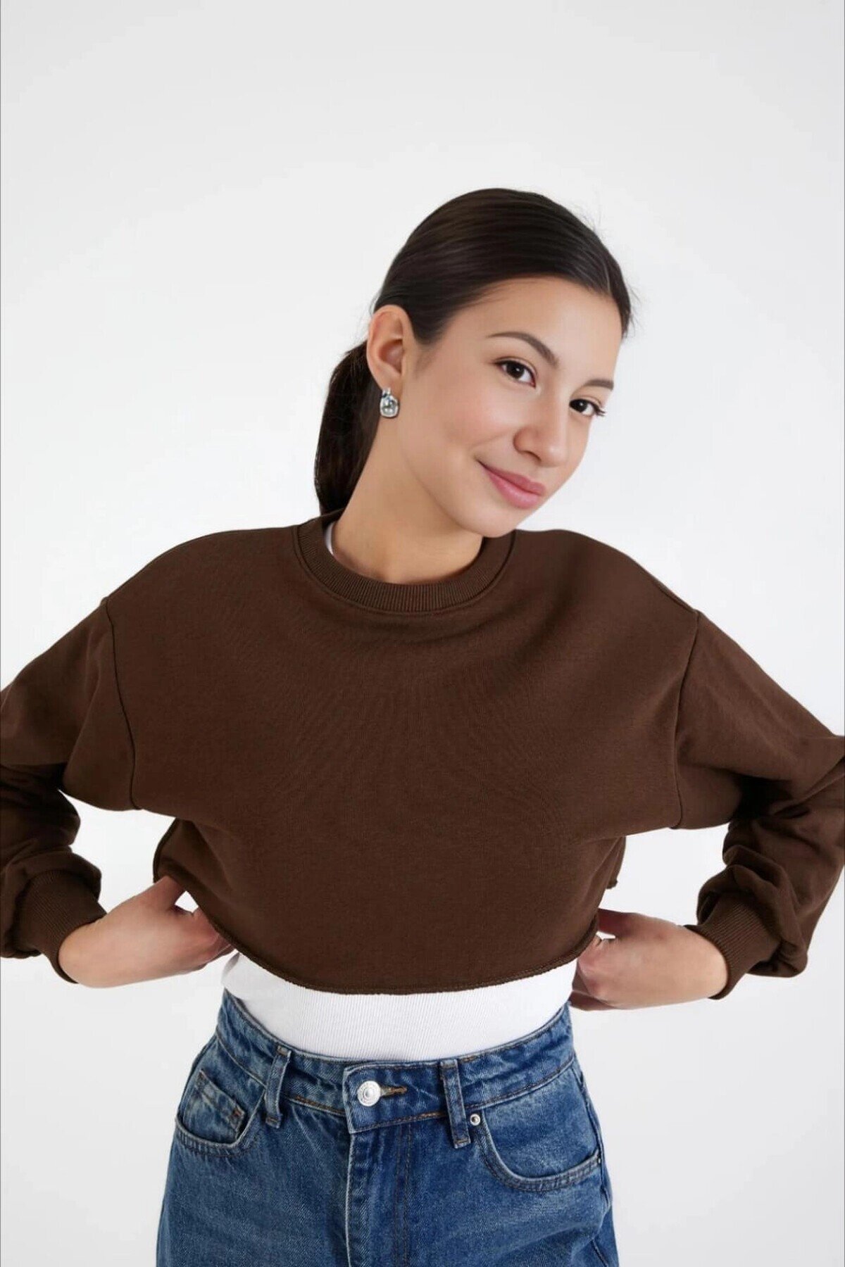 Kadın Kahverengi  Basic Bisiklet Yaka Uzun Kollu Crop Sweatshirt HZL24W-ZK11351
