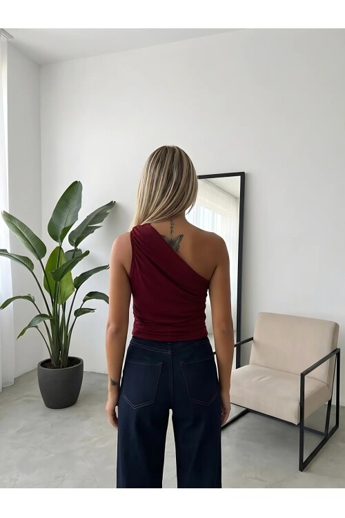Kadın Bordo Asimetrik Tek Omuz Drapeli Gold Aksesuar Detaylı Sandy Bluz HZL26S-FRY123751