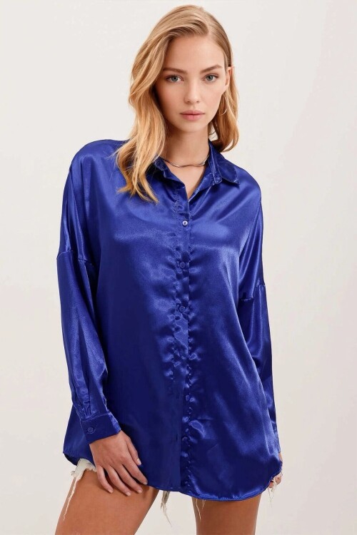 Kadın Canlı Mavi Oversize Dökümlü Saten Yüzeyli Gömlek HZL23S-BD139851