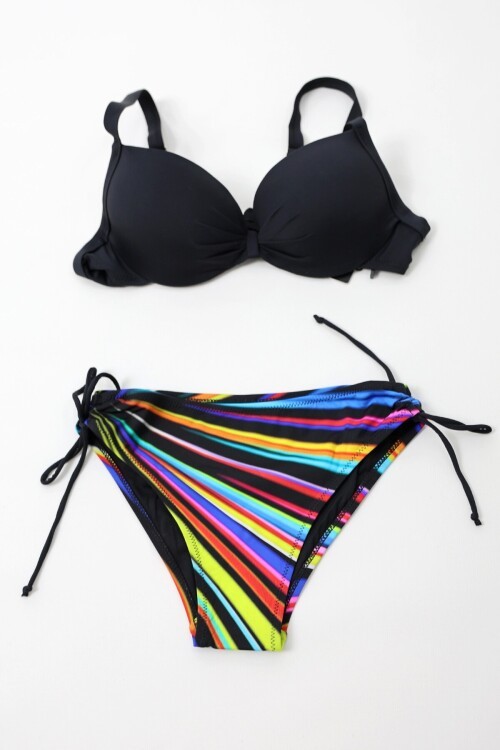 Kadın Siyah Renk Desenli Astarlı  Üçgen Bikini Takım HZL24S-LC3323